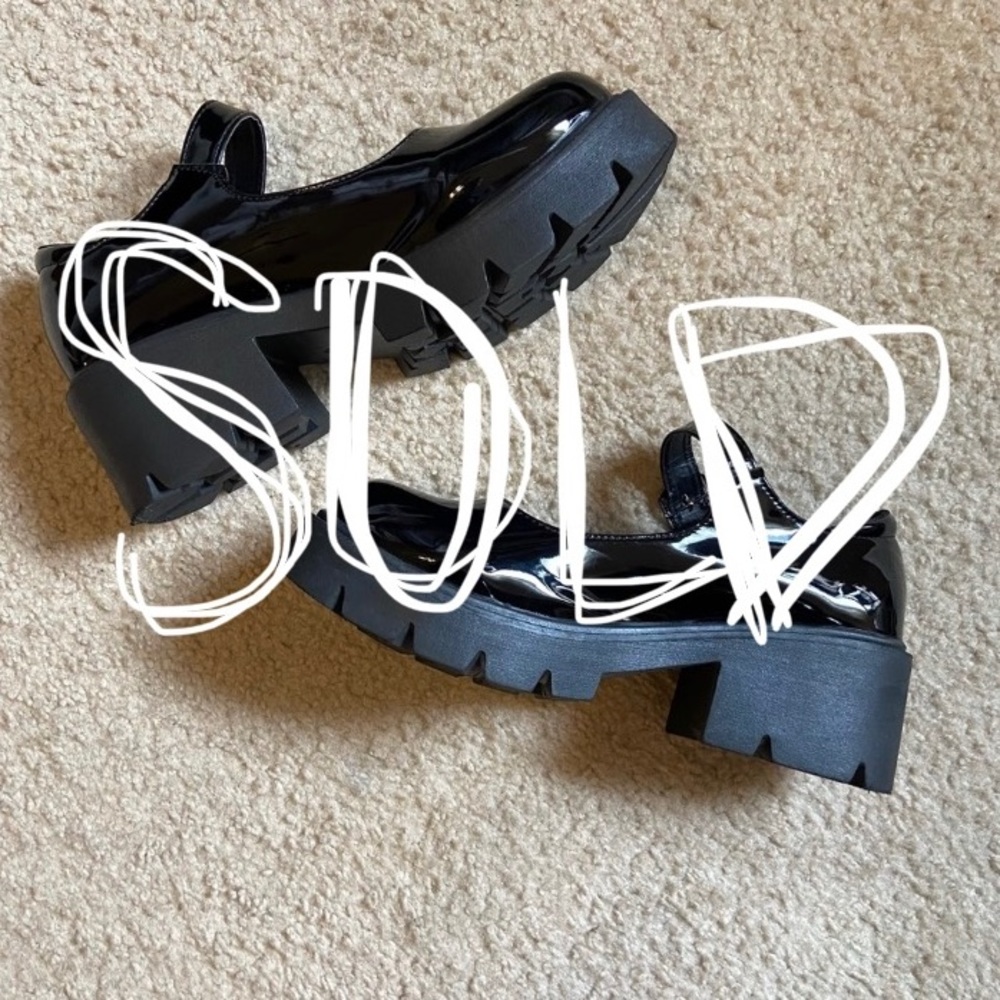 Black platform shoes. lolita/
docs/loafer/brogues LOOKING shoes.